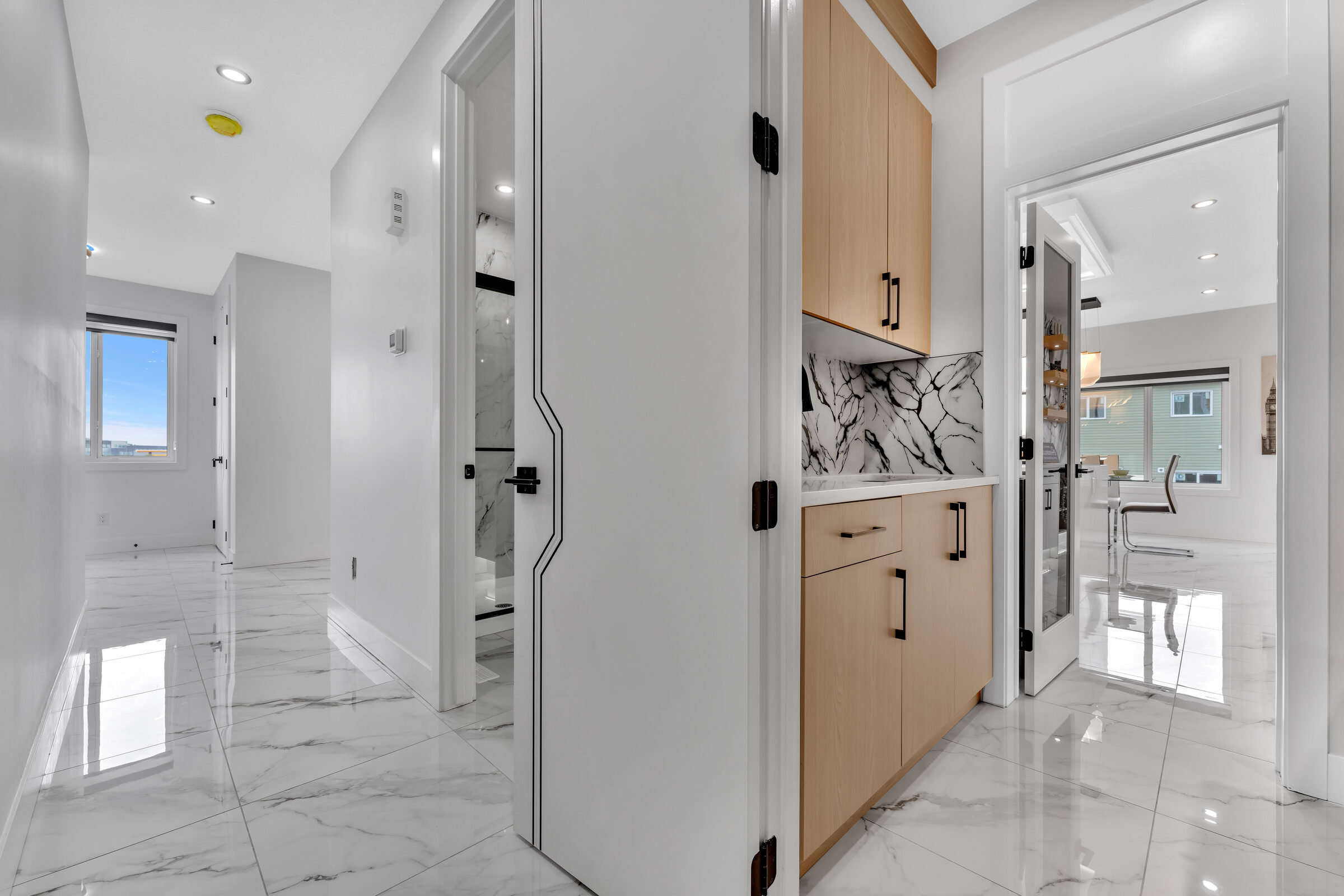 Kitchen with marble finishes