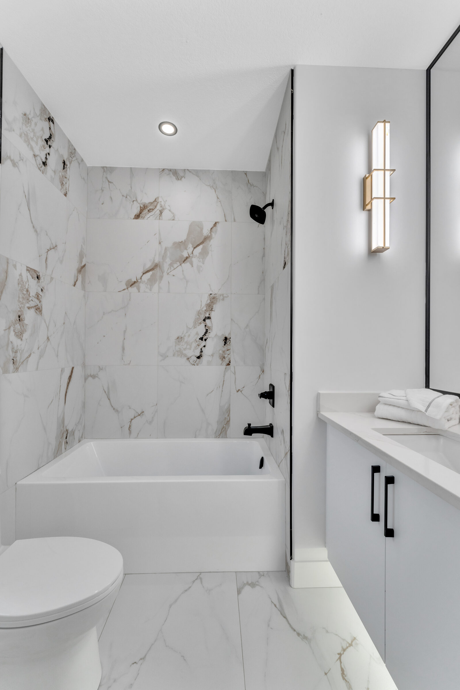 Tray ceiling with programmable accent lighting